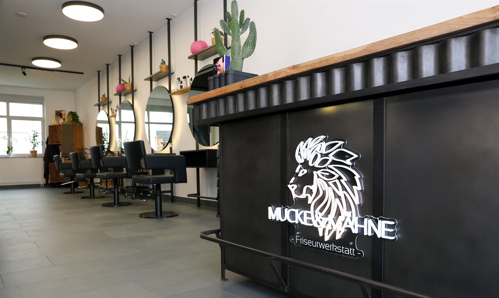 Empfangsbereich mit MUCKE & MÄHNE Logo