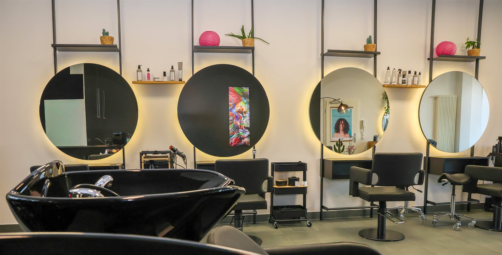 Stylingbereich mit runden LED-Spiegeln